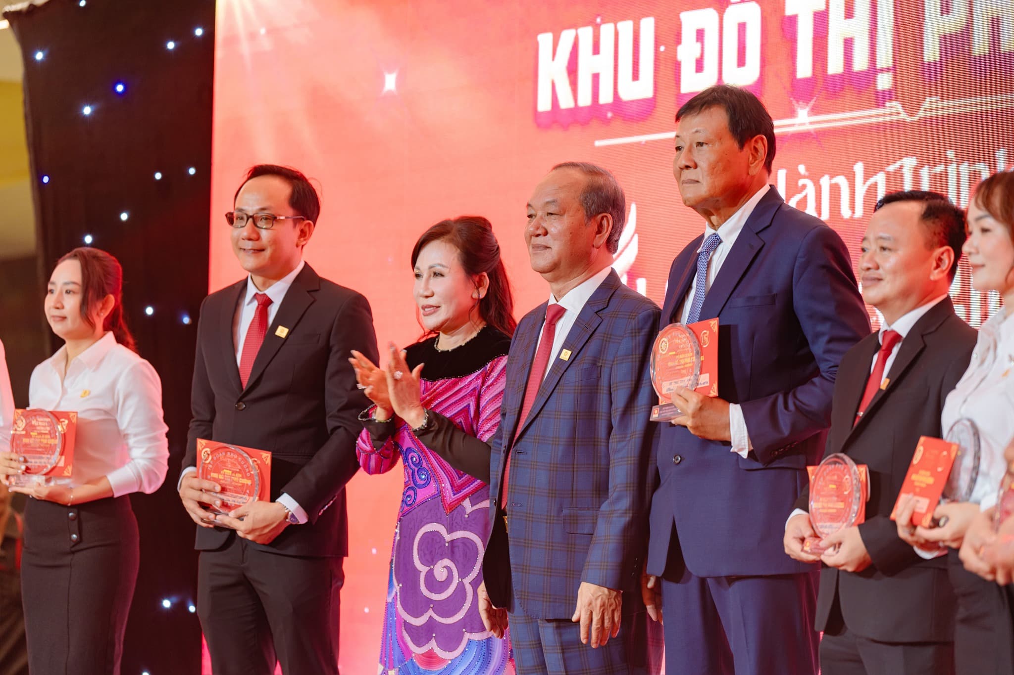 Kết nối các lĩnh vực tưởng chừng rời rạc thành một hệ sinh thái liền mạch.